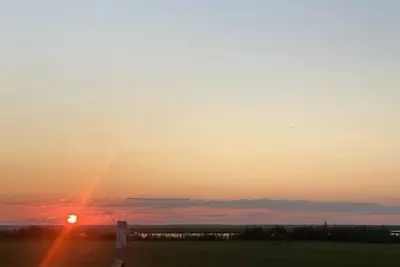 Pristine, airy beach home: sunsets, surf, golf, Ac