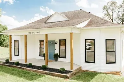 Image de Lakeside Cottage- boat Parking! Walking distance to Marina!