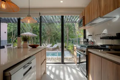 Image de Paradise at its finest with plunge pool, jetted tub, partial Ac, & washer\/dryer