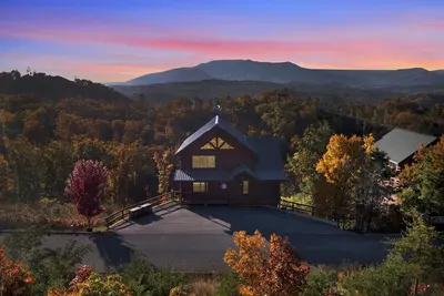 Image de Hot Tub Soak & Expansive Deck Views in Scenic Smoky Mountain Escape