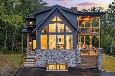 Image de Beautiful mountain retreat! Amazing views, pool/hot tub, game room, firepit!