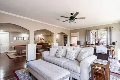 King Bed, Pool Table & Movie Theatre - Pet Friendly!