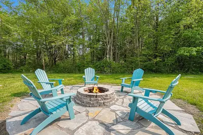 Cozy, updated abode near downtown with firepit, grill, washer\/dryer, Ac & deck