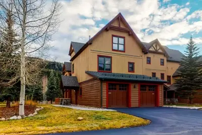 Bright, Modern Red Hawk 4br Townhouse - close to gondola with hot tub and pool!
