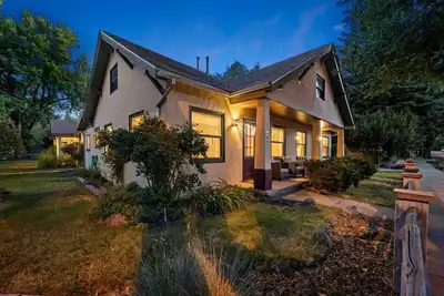 Image de Stylish 1920s Downtown Flagstaff  unit W/HotTub