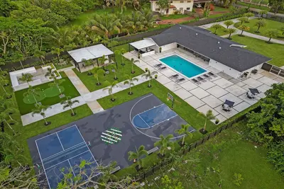 Image de Luxe Home: Heated Pool, Bkt Ball Court, Pickleball etc.