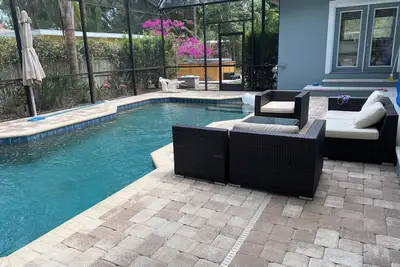 Image de Beautiful Sun Filled Pool House