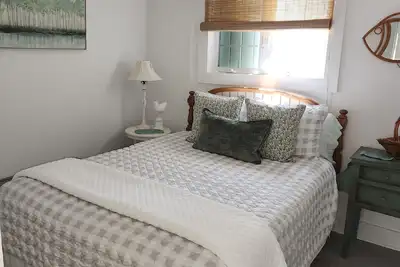 Image de Cottage Ease. Quaint cottage nestled in on Higland lake Winsted, Ct.