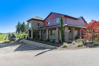 Image de Bryn Mawr Vineyards Gatehouse: Newly Remodeled Home on the Vineyard