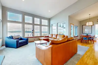 Image de House in Langley with sound & mountain views, firepit, & private hot tub