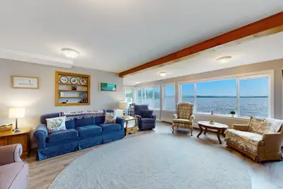 Image de Lakefront home with 3 docks