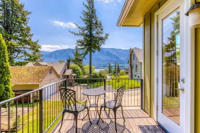 Image de Lovely house with river & mountain views, deck, grill, washer/dryer & wood stove