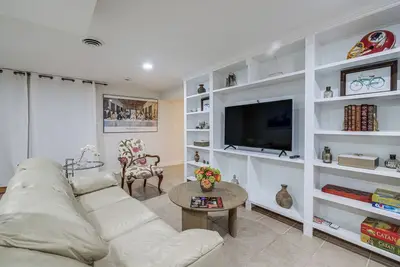 15 Mi to The White House! Modern Apt w/ Deck