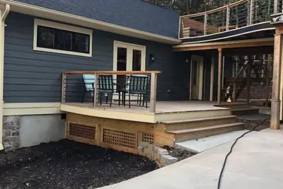 Image de Exceptional Home in Serene Setting +Convenient