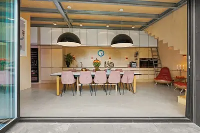 Image de Stilrent, Arkitekttegnet hus med 5 Soverom og Stor, Deilig Hage for 8-10 Pers