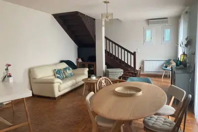 Image de Maison rénovée avec grand extérieur proche toutes commodités, 10 mn de la plage!