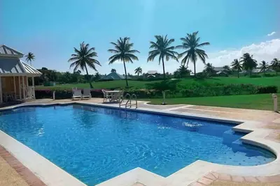 Image de Spacious two bedroom condo with pool access