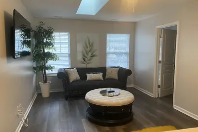 Image de King Bed_ Beach house 5 mins to beach! Wifi-2TVs-Free Parking