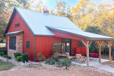 Image de Red Cabin on Kentucky Lake. Peaceful and pet friendly with a partial lake view.