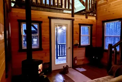 Image de Camp Newbury: 100% off grid. 2 log cabins, pavilion, trails and shooting range.