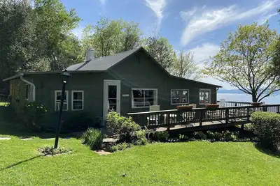 Image de Quiet Vacation Cottage on Lake Champlain \nDeck, Stairs to Beach. 4 Br/ Sleeps 6