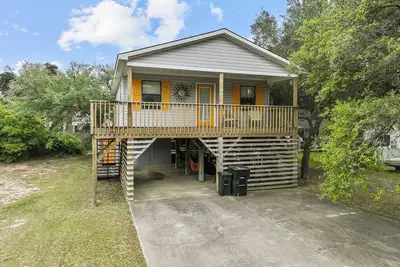 Image de Unique beach home with balcony, hammock, full kitchen, central Ac, & W/D