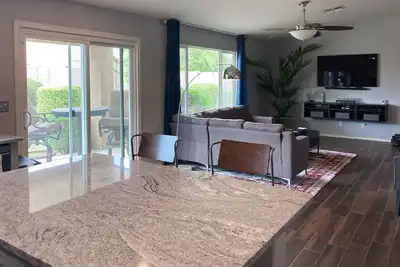 Image de Inviting home with patio, enclosed yard, fireplace, office, streaming, W\/D, Ac