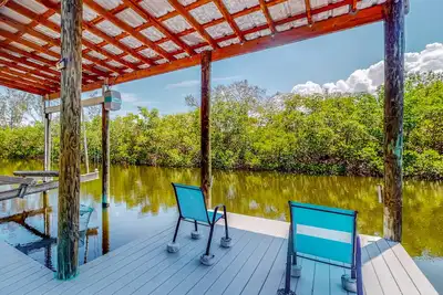 Image de Fishing getaway with a pool, hot tub, game room, dock, and grill - dog-friendly