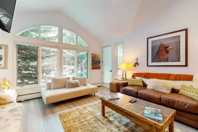 Image de All-season condo near ski lifts & golf course, with pool, & hot tub