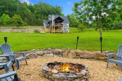 Image de All-new creekside home in a gated community with spacious decks, yard, & firepit