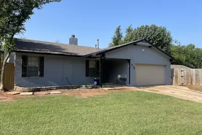 Image de Beautiful renovated home within 3miles of Ou. Easy access to I-35.