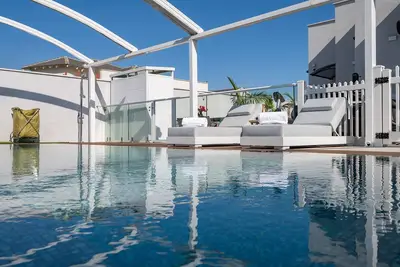 Villa luxueuse avec piscine pour personnes respectant le Chabbat et la Cacherout
