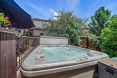 Image de Basement Retreat w/ Hot Tub! Gnome Sweet Gnome!