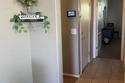 Image de Beautiful spacious home location near freeway, airport, and the Air Force base.