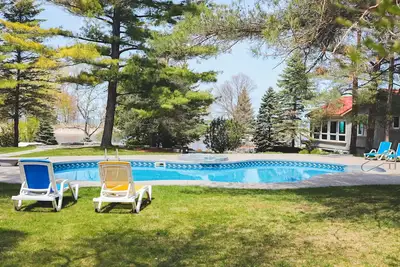 Image de River View cozy studio cottage with loft, steps shared pool, beach, & firepit