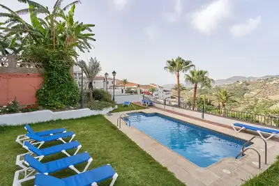 Image de Appartement \"Jardin à Frigiliana\" avec vue sur la montagne, piscine partagée et Wi-Fi