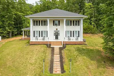 Image de Large home with acres to explore! 10 min to Lu