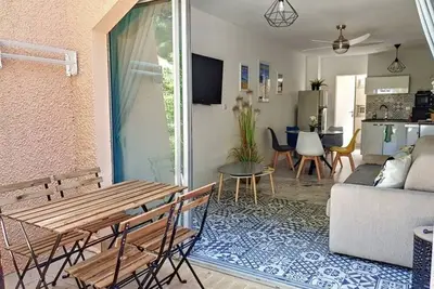 Image de T2 rénové, climatisé au cœur de la Favière avec parking et terrasse/jardinet exposés Sud-Est.