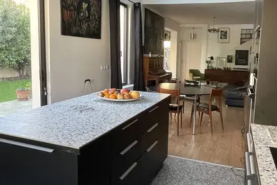 Image de Maison Spacieuse et Confortable à 5mn à Pied du Stade Olympique Yves du Manoir