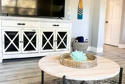 Image de Beach bungalow by marina & beaches - boaters welcome!