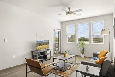 Image de Spacious Westgate CozySuites by stadium w/pool 2