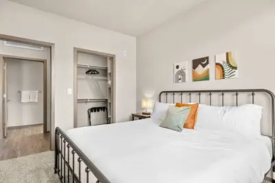 Image de Two Modern Westgate CozySuites by stadium w/pool!