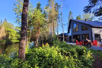 Image de Splendide Chalet familial au bord de la Mékinac & Spa