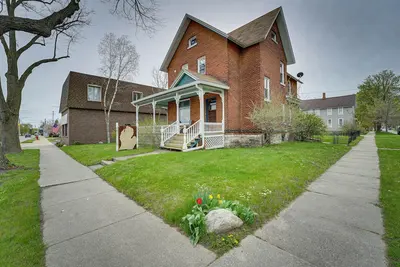 Image de Dtwn Victorian Home - 1 Mi to Lake Michigan Beach!