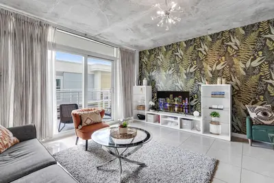 Image de Modern Midtown Condo w/ King Bed, Balcony, Pool, Parking Included