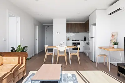 Image de Executive Level Apartment With That Special Touch of a Moran Leather Sofa