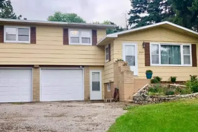 Image de Spacious house with large yard in great location close to boat ramps.