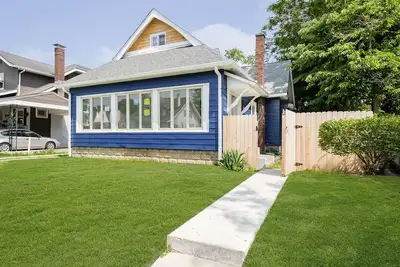 Image de Iconic Speedway Location next to Indy 500 track, amenities, and restaurants