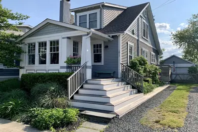 Image de Updated, Beachy Four-Bedroom Home 0. 6 Miles to Beach