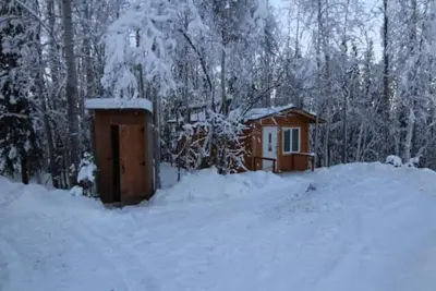 Image de Alaskan Adventure Dry Cabin #3